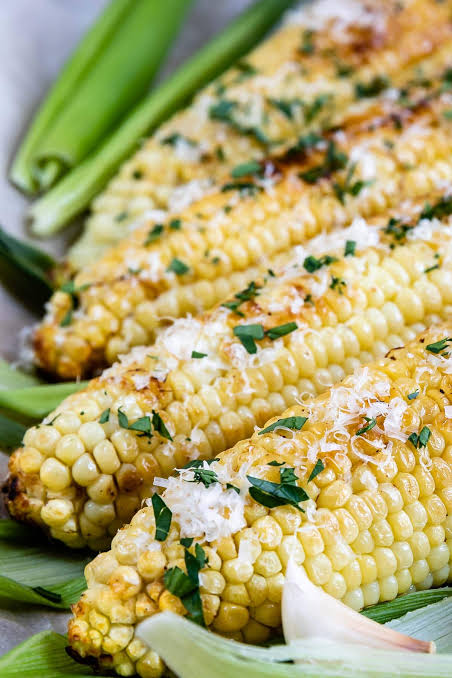 Grilled corn with garlic butter